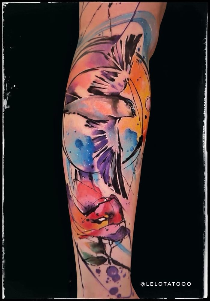 Andorinha com flores em aquarela na perna, por Lelo Farias, Cariacica