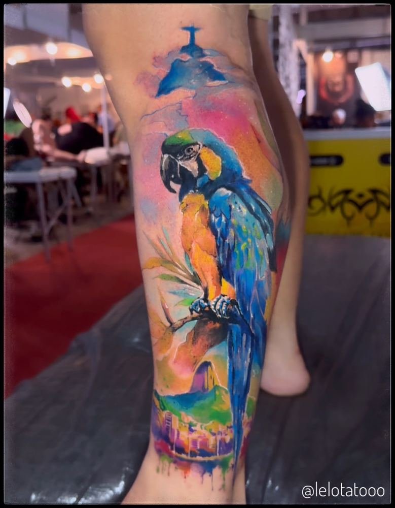 Arara em aquarela na perna, por Lelo Farias, Cariacica