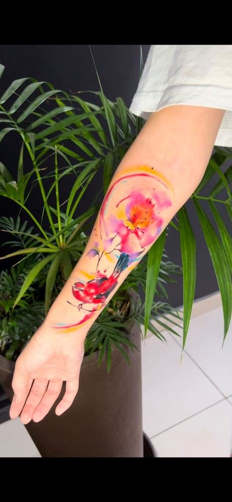 Flores em aquarela no antebraço, por Lelo Farias, Cariacica