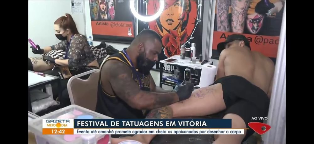 Lelo Farias tatuando em reportagem da TV Gazeta