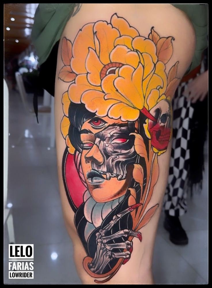 Rosto feminino com flores laranja em neotradicional no braço, por Lelo Farias, Cariacica