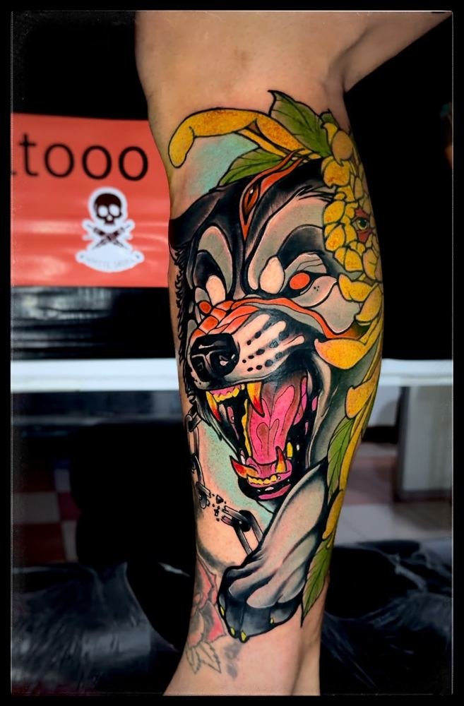 Lobo em neotradicional colorido na perna, por Lelo Farias, Cariacica