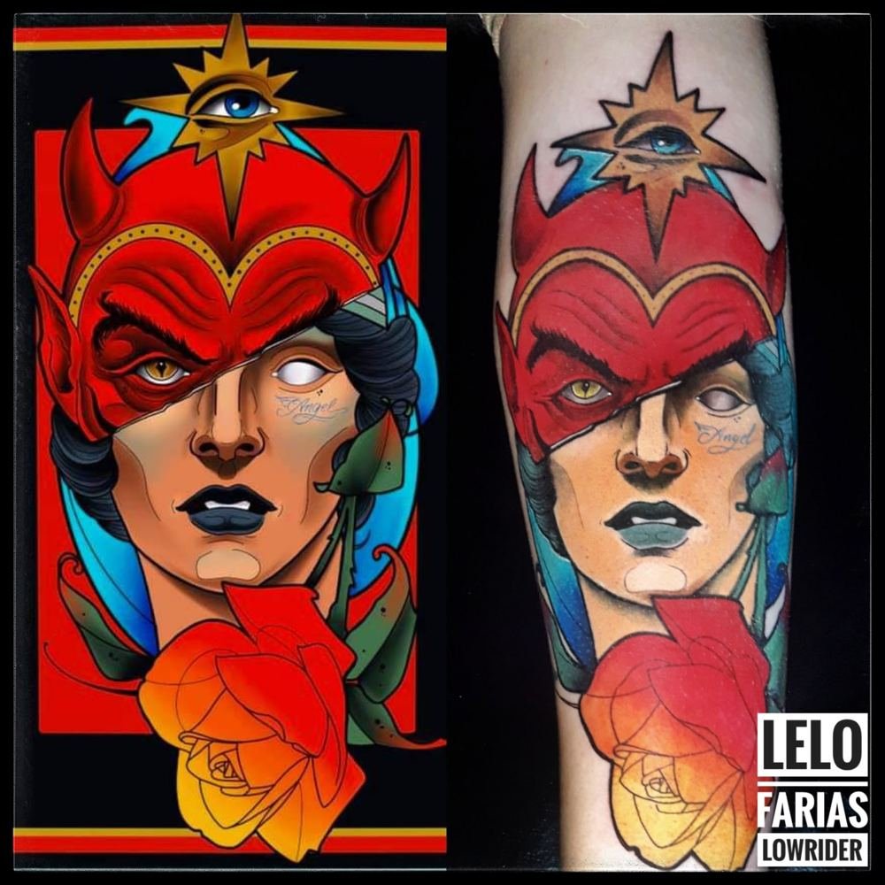 Desenho autoral de mulher com máscara vermelha ao lado da tatuagem feita a partir dele, por Lelo Farias