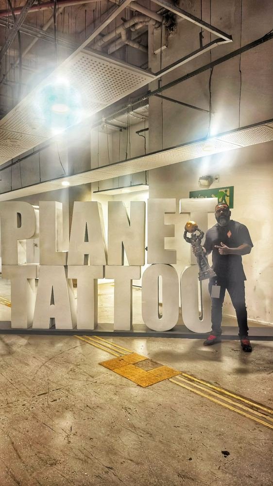 Lelo Farias com troféu em evento de tatuagem