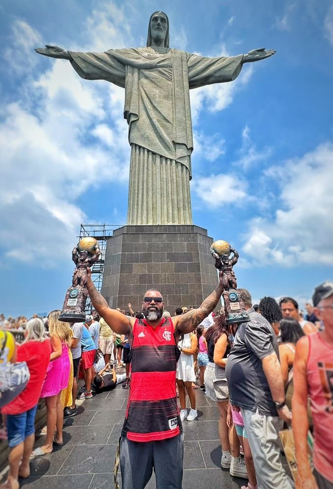 Lelo Farias com dois troféus no Cristo Redentor