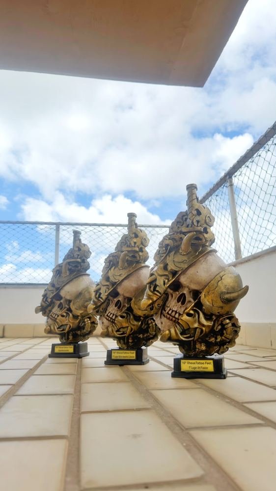 Três troféus de evento de tatuagem