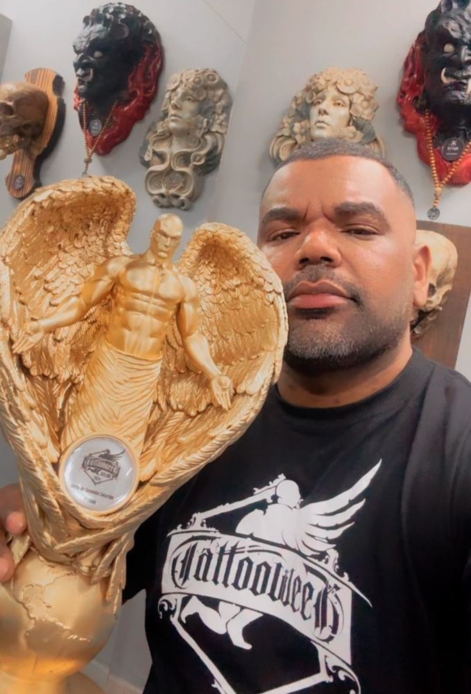 Lelo Farias com troféu dourado de asas