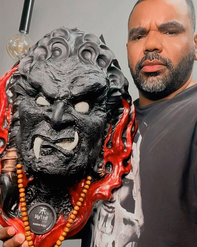 Lelo Farias com troféu de máscara