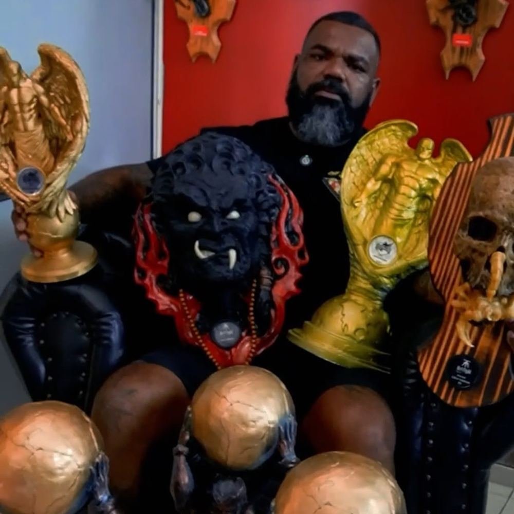 Lelo Farias com troféus no estúdio