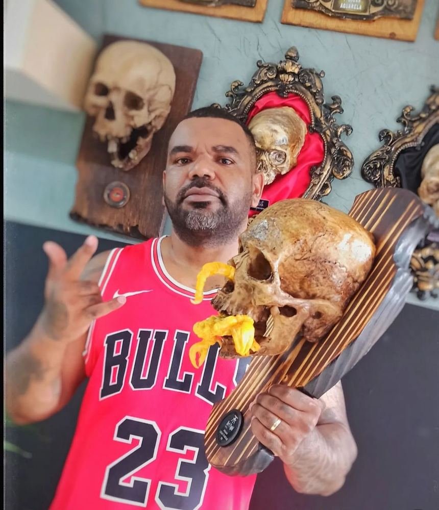 Lelo Farias com troféu de caveira