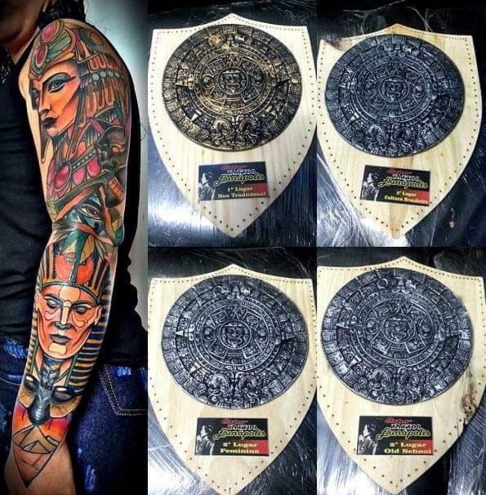Quatro placas de premiação em evento de tatuagem