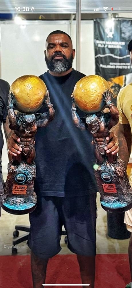 Lelo Farias com dois troféus