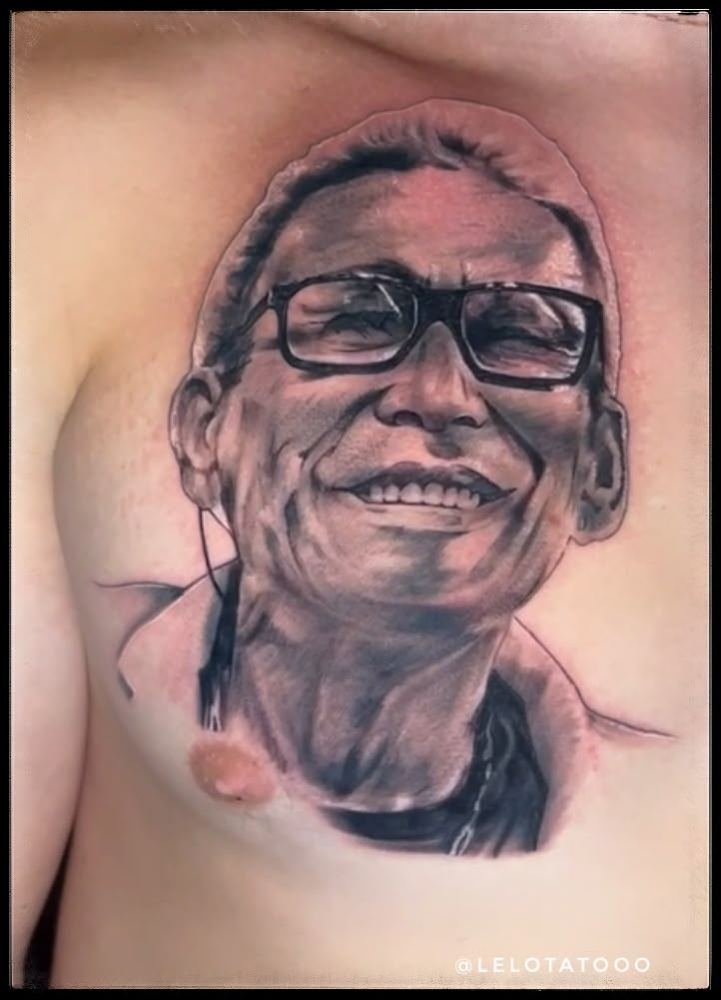 Retrato de senhor de óculos em preto e cinza no peito, por Lelo Farias, Cariacica