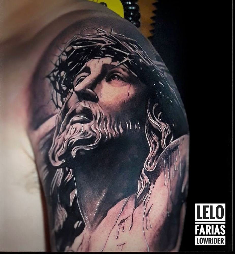 Jesus com coroa de espinhos em preto e cinza no ombro, por Lelo Farias, Cariacica